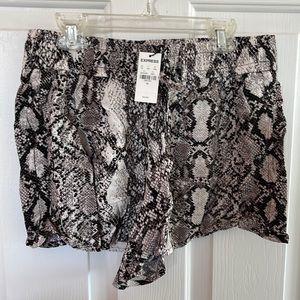Express M stretch shorts